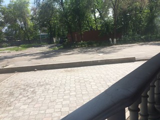 Законно ли установлены 2 контейнера на территории зеленой зоны на пересечении улиц Туголбай Ата-Раззакова? - читатель <i>(фото)</i>