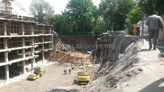Бишкекглавархитектура сообщила, что обвал части котлована стройобъекта на Киевская-Тыныстанова произошел из-за погодных условий
