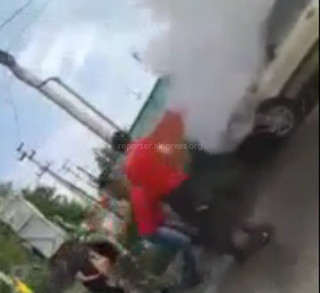 По ул.Курманжан датка мужчины пытались потушить горящий автомобиль <i>(видео)</i>