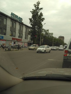 Читатель просит дорожные службы отрегулировать светофор на Ахунбаева-Шакирова: Красный свет горит долго <i>(фото)</i>