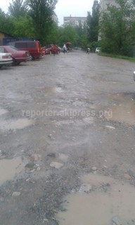 Дорога, ведущая к школе №73 в мкр Тунгуч, находится в плохом состоянии <i>(фото)</i>