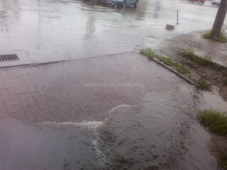 По проспекту Жибек-Жолу №385 не работают арычные системы и после дождей происходит потоп, - читатель (фото)