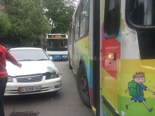 На перекрестке Уметалиева-Московской столкнулись троллейбус и легковое авто <i>(фото)</i>