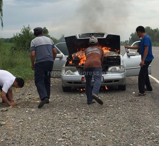 Мужчины на объездной дороге тушили автомашину, которая загорелась на ходу <i>(фото)</i>