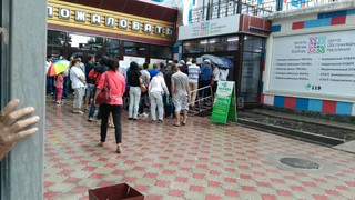 В ЦОН-2 люди во время дождя ожидали своей очереди на улице, - читательница <i>(фото)</i>