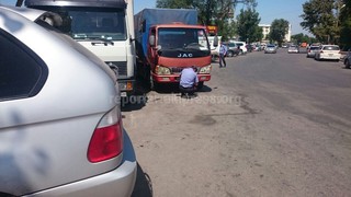 Госномера авто у Орто-Сайского рынка сняты в связи нарушением правил парковки, - УПМ ГУВД Бишкека