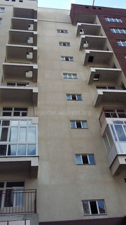 В новых многоэтажных домах до 5 этажа внутри балконов отсутствуют эвакуационные отверстия, - читатель (фото)