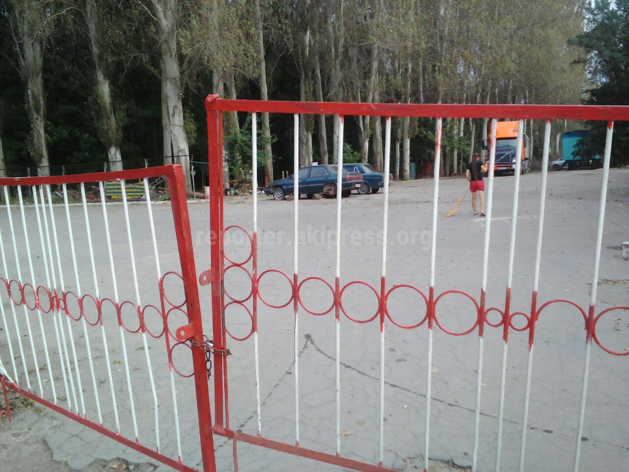 Из-за того, что закрыли парковку у входа в Карагачевую рощу ...