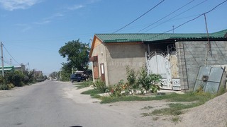 На улице Огонбаева ближе к пересечению с улицей Курманжан датки построили дом, выйдя за красную линию, - читатель (фото)