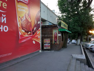 Пивной павильон рядом с гипермаркетом «Фрунзе» на ул.Толстого занимает часть тротуара и мешает пешеходам, - читатель (фото)