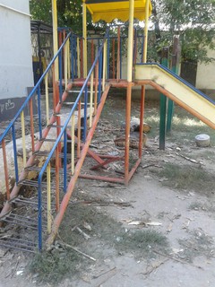 Во дворе домов в городке строителей детская площадка находится в антисанитарном состоянии, - бишкекчанин (фото)