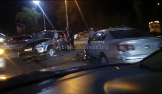 На пересечении улиц Масалиева и Байтик баатыра ночью столкнулись 3 автомашины, - очевидец <i>(видео)</i>