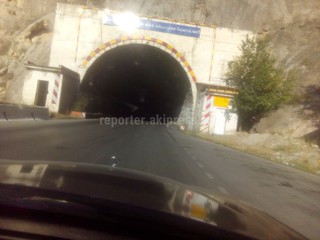 В туннеле на автодороге Бишкек—Ош отсутствует освещение, - читатель <i>(фото)</i>