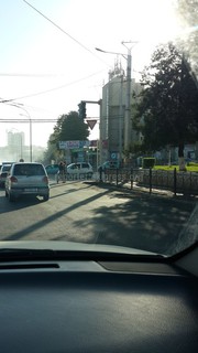 В Оше на пересечении улиц Навои и Ленина третий день не работает светофор (фото)