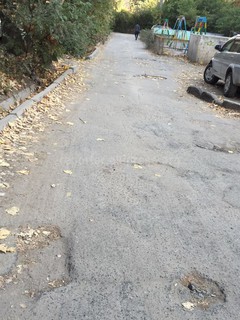 Подъездная дорога к дому №30 в 8 мкр Бишкека находится в аварийном состоянии, - читатель (фото)