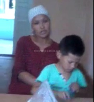 Видеообращение мамы ребенка, спавшего возле прилавка на картоне в Сузакском районе