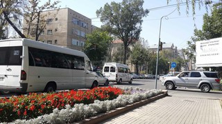 В Бишкеке на ул.Токтогула над дорогой повис провод, - читатель (фото)
