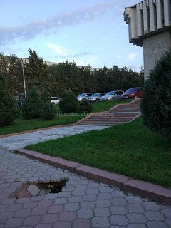 На тротуаре с северной стороны филармонии им.Т.Сатылганова образовалась яма <i>(фото)</i>