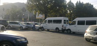 На перекрестке Ибраимова-Чуй столкнулись 2 легковых авто и 2 пассажирских буса <i>(фото)</i>