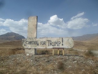 Фото — В Жалал-Абадской области появилась надпись «Чаткал за Трампа»