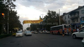 Порванная рекламная вывеска на перекрестке Чуй-Тыныстанова в результате ветра демонтирована, - мэрия Бишкек а