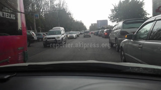 На ул.Шопокова в Бишкеке из-за припаркованных автомашин вдоль дороги создаются заторы, - читатель (видео)
