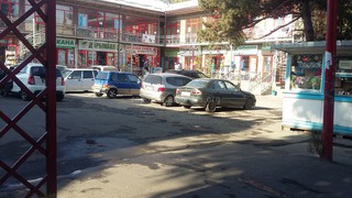 Территория Узгенской территориальной больницы «обросла» магазинами, аптеками и парковками, - читатель (фото)