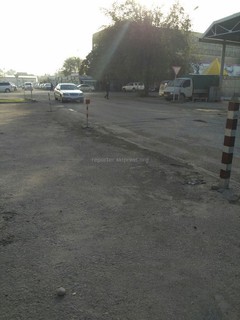 На пересечении улиц Огонбаева-Суюмбаева огородили участок для парковки, - читатель (фото)