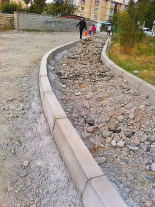 Бишкекчанин беспокоится, что ремонт дорог в 6 мкр не успеют завершить до наступления холодов (фото)