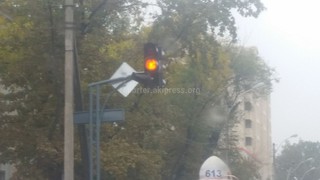 Сломана часть светофона на перекрестке Турусбекова-Фрунзе, - читатель (фото