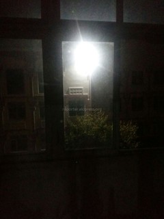 Свет прожектора СШ №72 в мкр Джал ночью падает в окна соседнего дома и мешает спать, - бишкекчанин (фото)