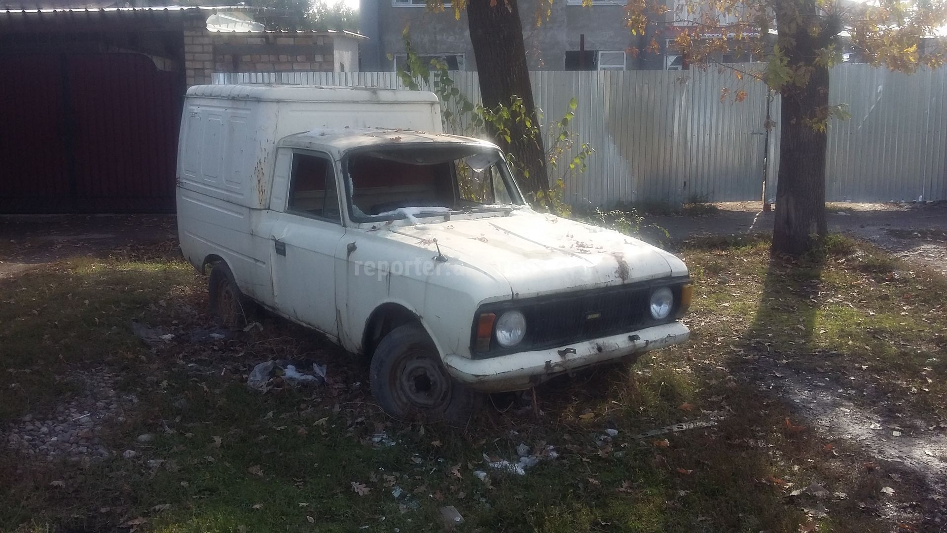 На ул.Салиевой перед домом №130 уже несколько лет стоит брошенный автомобиль  (фото)