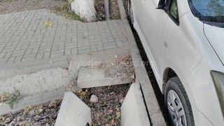 В мкр Аламедин -1 водитель припарковал свое авто, перегородив проход к пешеходному переходу (фото)