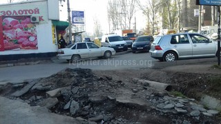 На ул.Ауэзова в Бишкеке дорожники оставили раскопанный арык, что создает неудобства пешеходам, - читатель (фото)