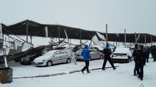 На авторынке «Риом авто» навес, под которым стояли машины, упал под тяжестью снега <b><i>(фото, видео)</i></b>