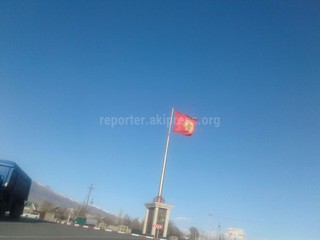 Флаг, установленный у въезда в Балыкчы, порвался <i>(фото)</i>