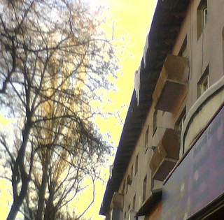 Бишкекчанин просит городские службы сбить сосульки на крыше здании на перекрестке Чуй-Суюмбаева