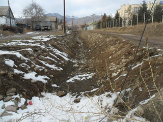 Есть ли разрешительные документы на раскопку канала вблизи жилых домов в Чолпон-Ате? - читатель (фото)
