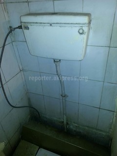 В спортивном комплексе МВД «Динамо» в туалете уже год течет вода, - читатель (фото)