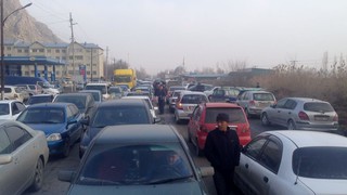 ГУВД города Ош объяснило причину автомобильной пробки возле авторынка на ул.Кукум-Бий
