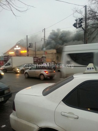 В Бишкеке на пересечении улиц Анкара и Ауэзова горит ресторан «Сармерден» <i><b>(фото, видео)</b></i>