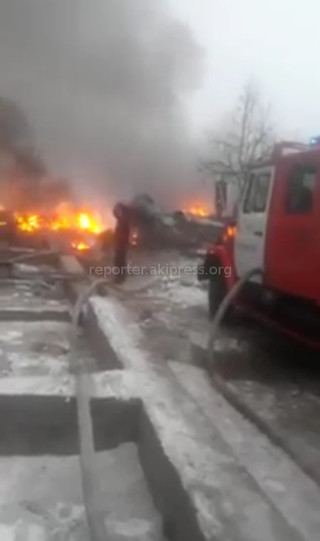 Видео — Пожар на месте падения самолета в селе Дачи СУ