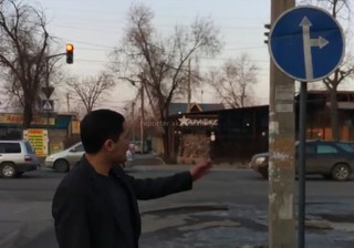 Читатель считает, что дорожный знак «движение прямо и направо» на перекрестке Псковской-Гагарина установили ошибочно (видео)