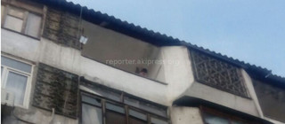 В Бишкеке мальчик, оставшись дома один, с балкона 5-этажа просил прохожих позвонить бабушке
