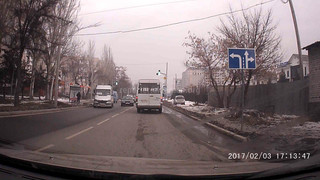 На участке ул.Каралаева в Бишкеке в северном направлении установили знак и дополнительную секцию светофора, когда там всего одна полоса для движения, - читатель
