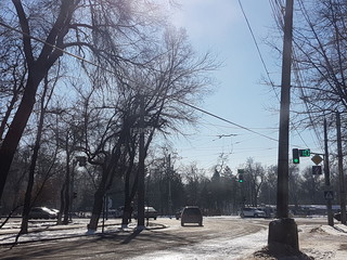 На пересечении бульвара Молодой Гвардии и улицы Боконбаева в Бишкеке свисает провод, - читатель (фото)