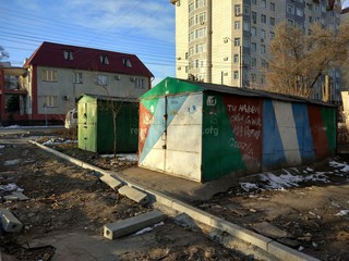 Читатель просит проверить законность установки гаражей на пересечении улиц Боконбаева и Коенкозова (фото)