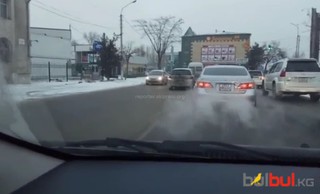 Водители выехали на встречную полосу на улице Бакаева, чтобы повернуть налево <i>(видео)</i>