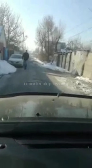 На ул.Вятской в Бишкеке через каждые 50 метров поставили самодельные лежачие полицейские, - читатель (видео)