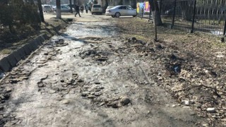 Тротуар на участке ул.Турусбекова в Бишкеке находится в ужасном состоянии, - читатель <i>(фото)</i>